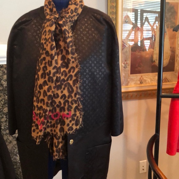 Authentic Louis Vuitton coat - Picture 6 of 16